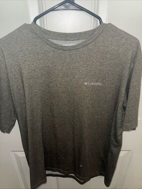 Columbia Men’s Large Gray Active Wear Crew Neck Short Sleeve Shirt Good Quality